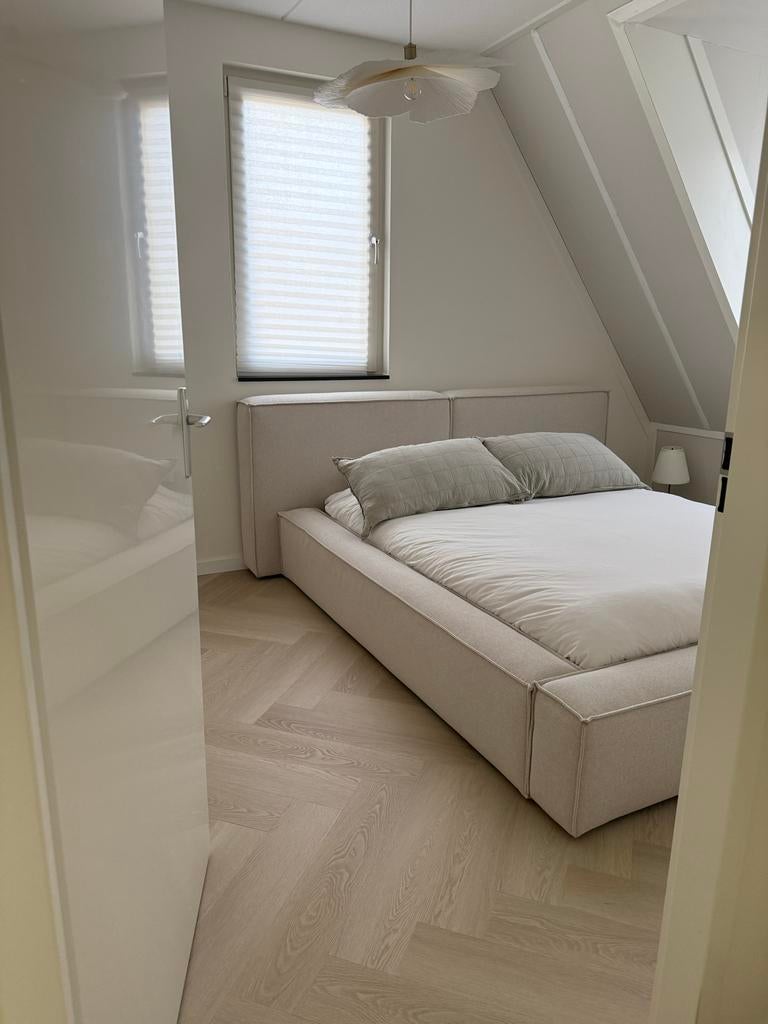 Westwing bed inclusief lattenbodem, Huis en Inrichting, Ophalen, Beige, Tweepersoons, Zo goed als nieuw