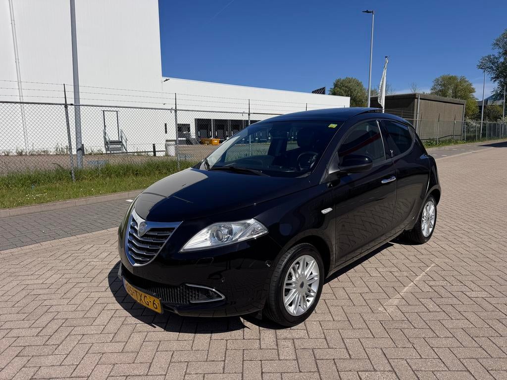 Lancia Ypsilon Platinum 0.9 Twinair Pano / Cruise / Leder, Voorwielaandrijving, Leder en Stof, Zwart, Origineel Nederlands