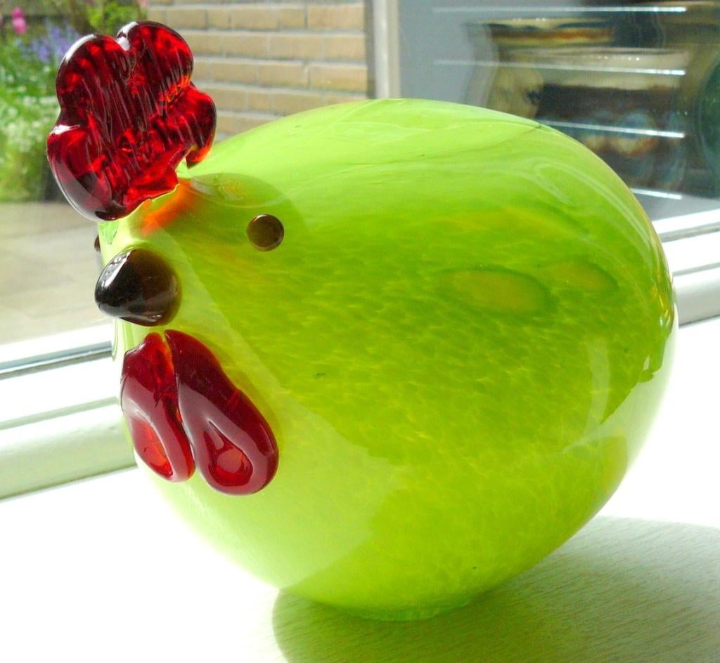 Groen glazen kip met rode kam, leuk voor uw interieur !, Antiek en Kunst, Antiek | Glas en Kristal, Ophalen of Verzenden