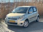 Daihatsu Sirion 2 1.3-16V Prestige Automaat - NIeuw Apk - Ai, Gebruikt, 31 €/maand, 4 cilinders, Beige