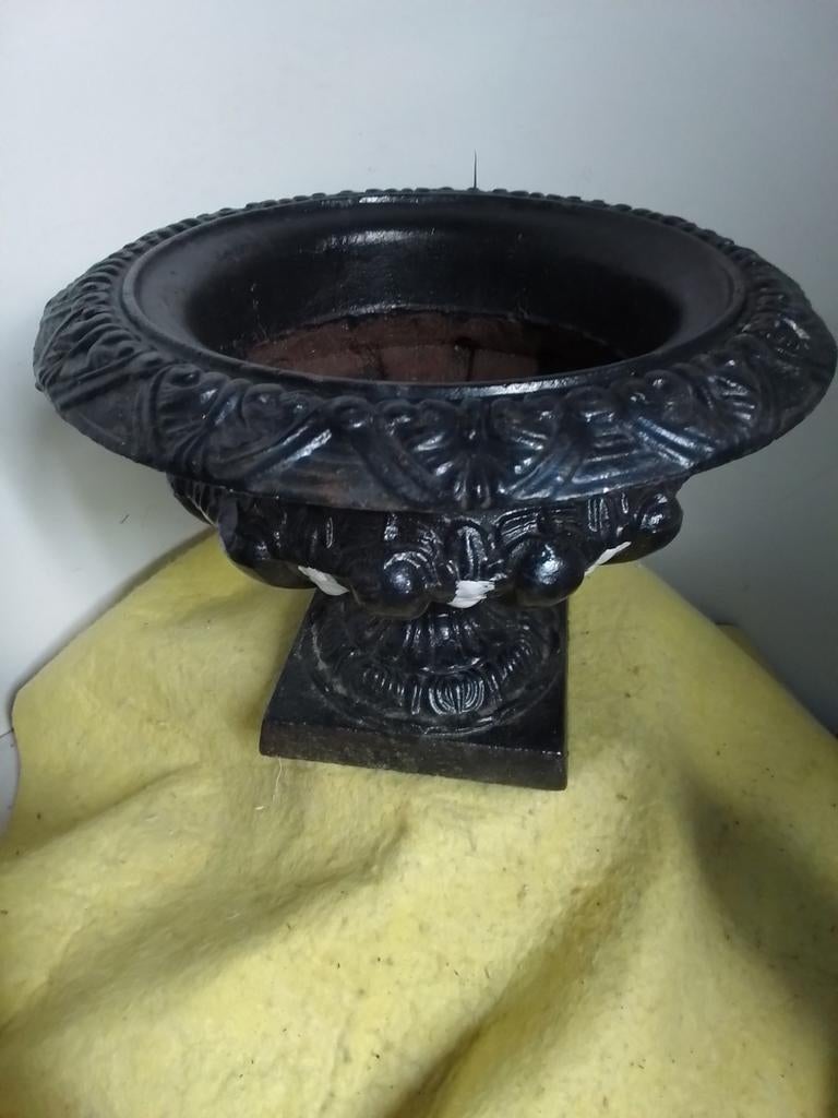 14990) mooie grote gietijzeren plantenbak  rond 28cm uitwend, Ophalen of Verzenden, Rond, Metaal, Minder dan 30 cm