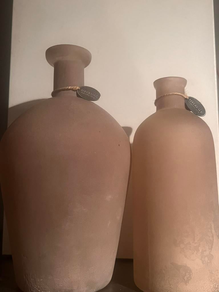 2 Riverdale vaasjes te koop, Overige kleuren, Ophalen of Verzenden, Minder dan 50 cm, Glas