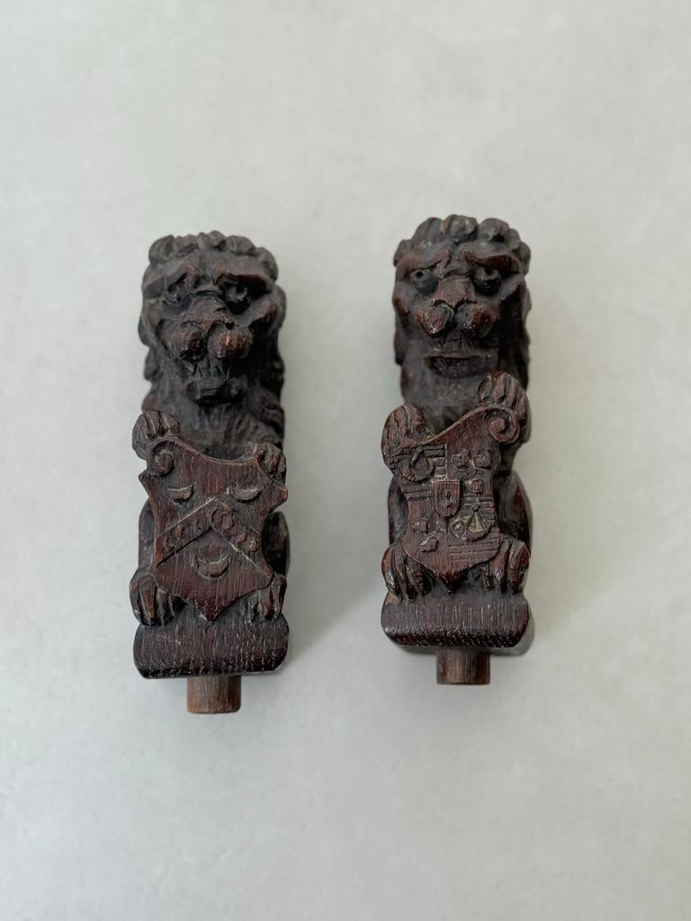Antieke 17e eeuwse houten leeuwen met wapenschild, Antiek en Kunst, Ophalen of Verzenden
