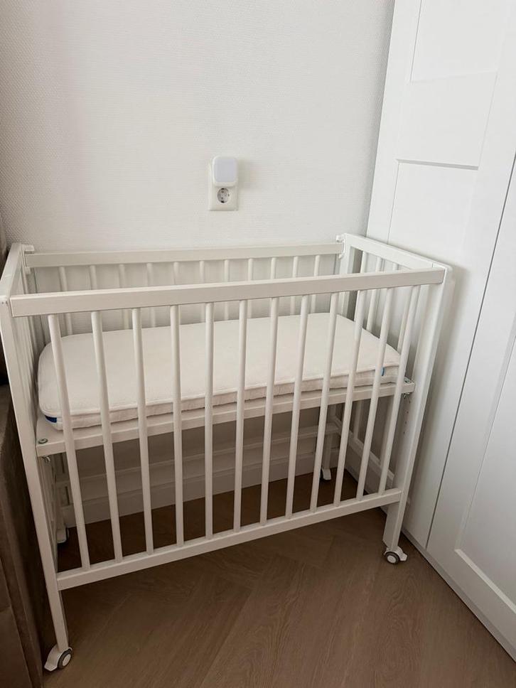 Wit houten wiegje met matras, Kinderen en Baby's, Babywiegjes en Ledikanten, Zo goed als nieuw, Wieg, Ophalen of Verzenden
