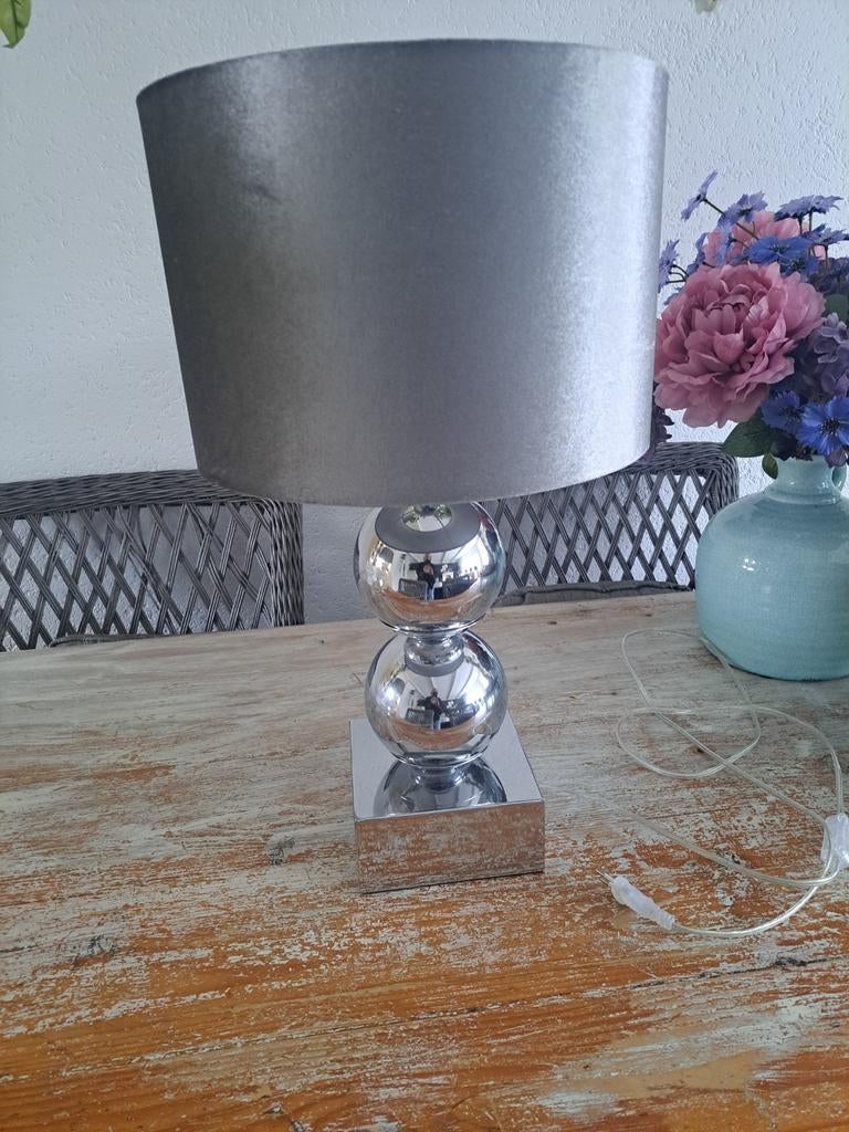Mooie bollen lamp met zilverachtige/ grijs soort velvet kap, Ophalen of Verzenden, Zo goed als nieuw, Minder dan 50 cm