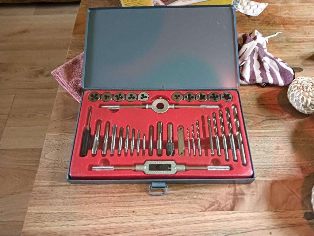 Complete Tappen en Snijplaten Set in Metalen Koffer, Ophalen of Verzenden, Nieuw