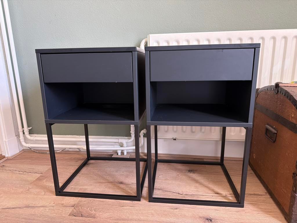 Twee zwarte Vikhammer nachtkastjes van Ikea, Huis en Inrichting, Slaapkamer | Nachtkastjes, Ophalen, Overige materialen, Gebruikt