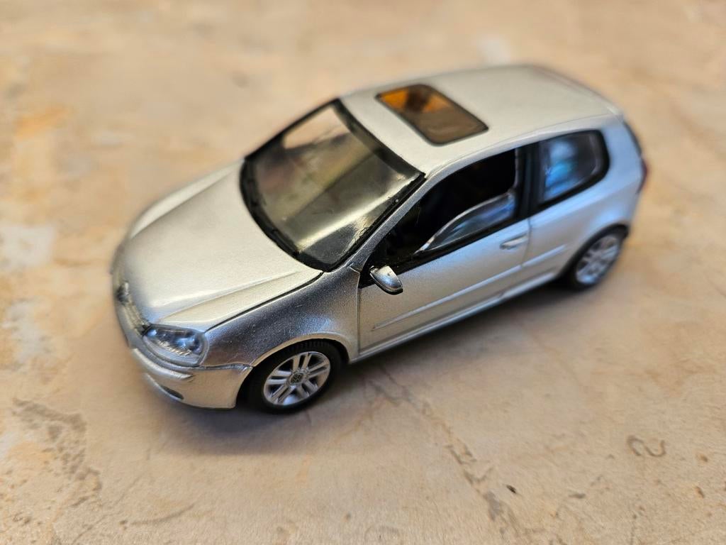 Schuco Volkswagen Golf V Zilvergrijs 1:43, Hobby en Vrije tijd, Modelauto's | 1:43, Ophalen of Verzenden, Zo goed als nieuw, Auto