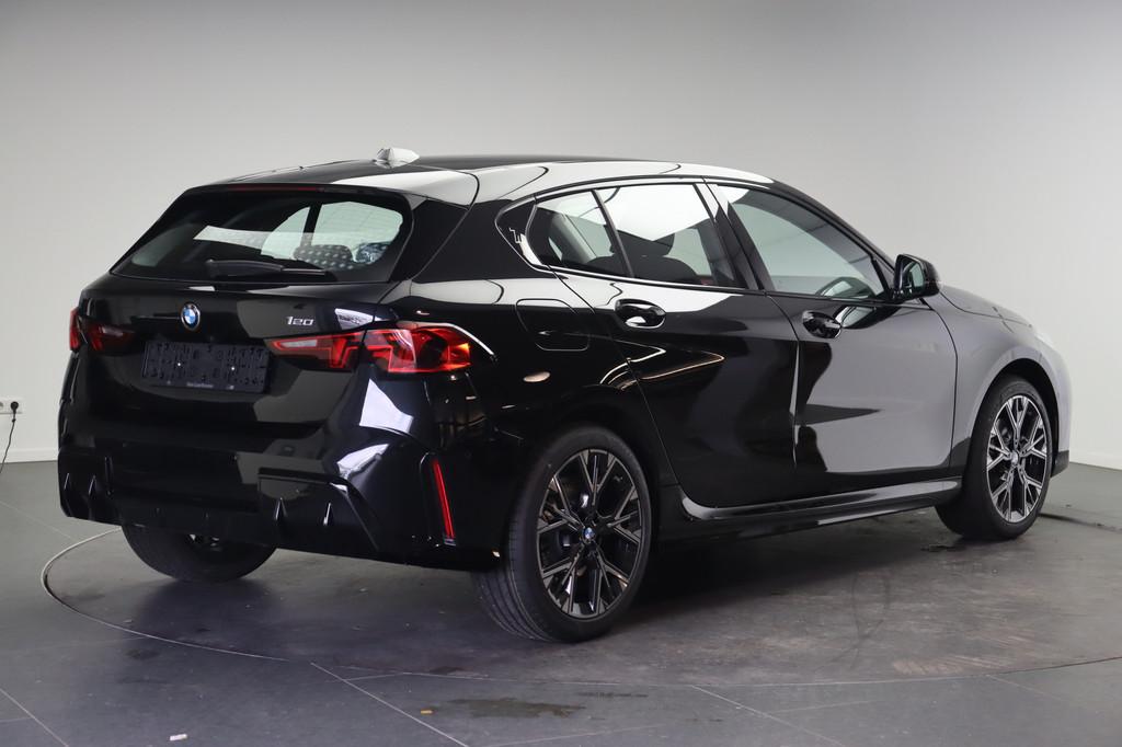 BMW 1 Serie 120 M Sport Automaat / Achteruitrijcamera / Driv, Auto's, BMW, Stof, 156 pk, Zwart, 3 cilinders