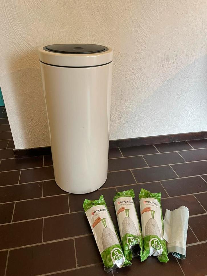 Brabantia prullenbak wit (incl 60+ vuilniszakken), Huis en Inrichting, Woonaccessoires | Prullenbakken, Gebruikt, Metaal, 50 tot 75 cm