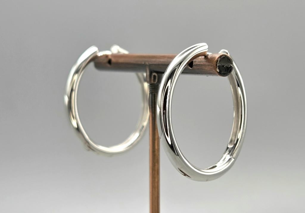 Zilveren ronde buis gladde klap creolen. 2026/211., Hangers, ., Nieuw, Ophalen of Verzenden