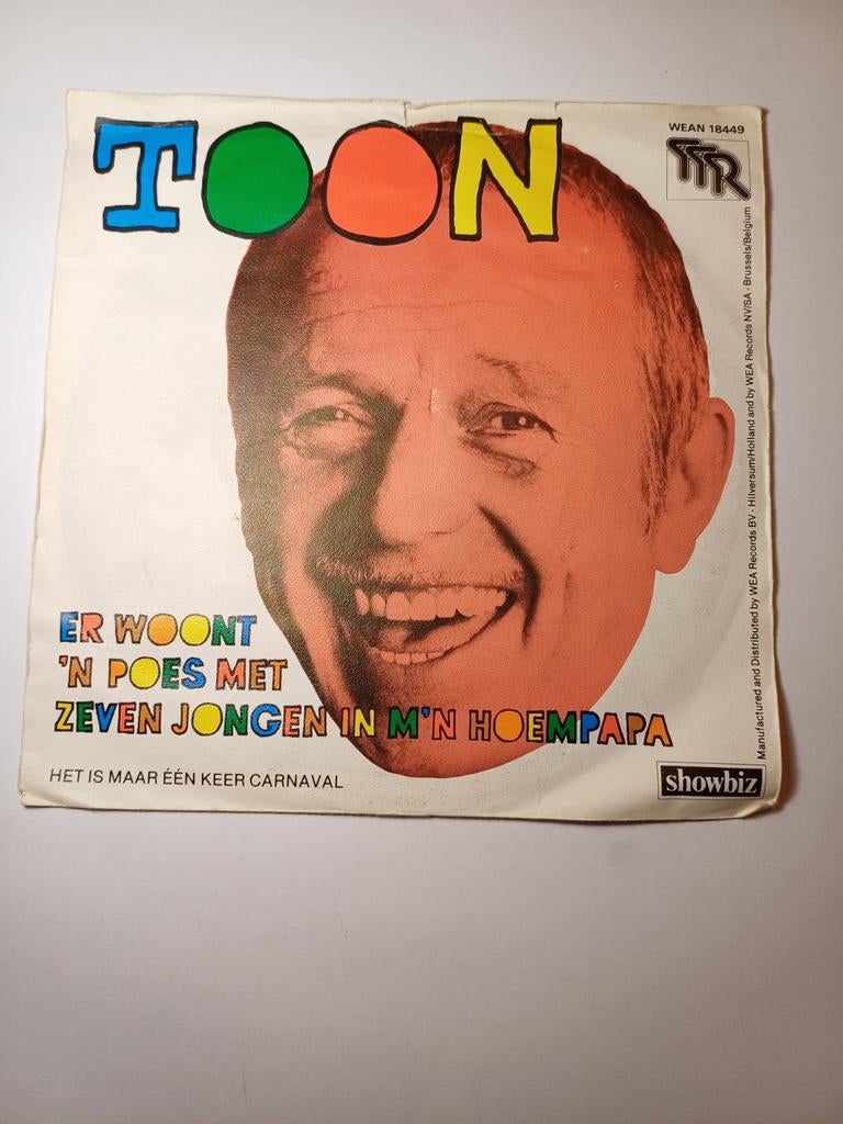 Toon - Er woont een poes met zeven jongen in m'n hoempapa, 7 inch, Single, Ophalen of Verzenden, Zo goed als nieuw