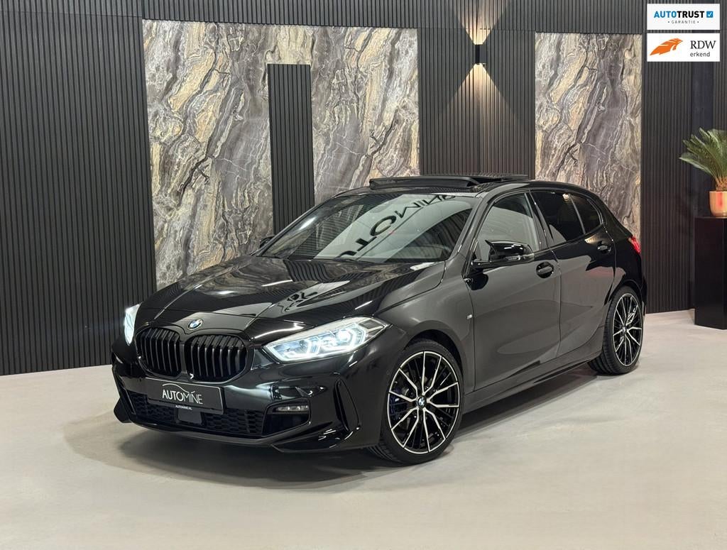 BMW 1-serie 118i M Sport|PANO|SFEER|Harman Kardon|BOMVOL, Auto's, BMW, 136 pk, 1350 kg, Leder en Stof, Zwart