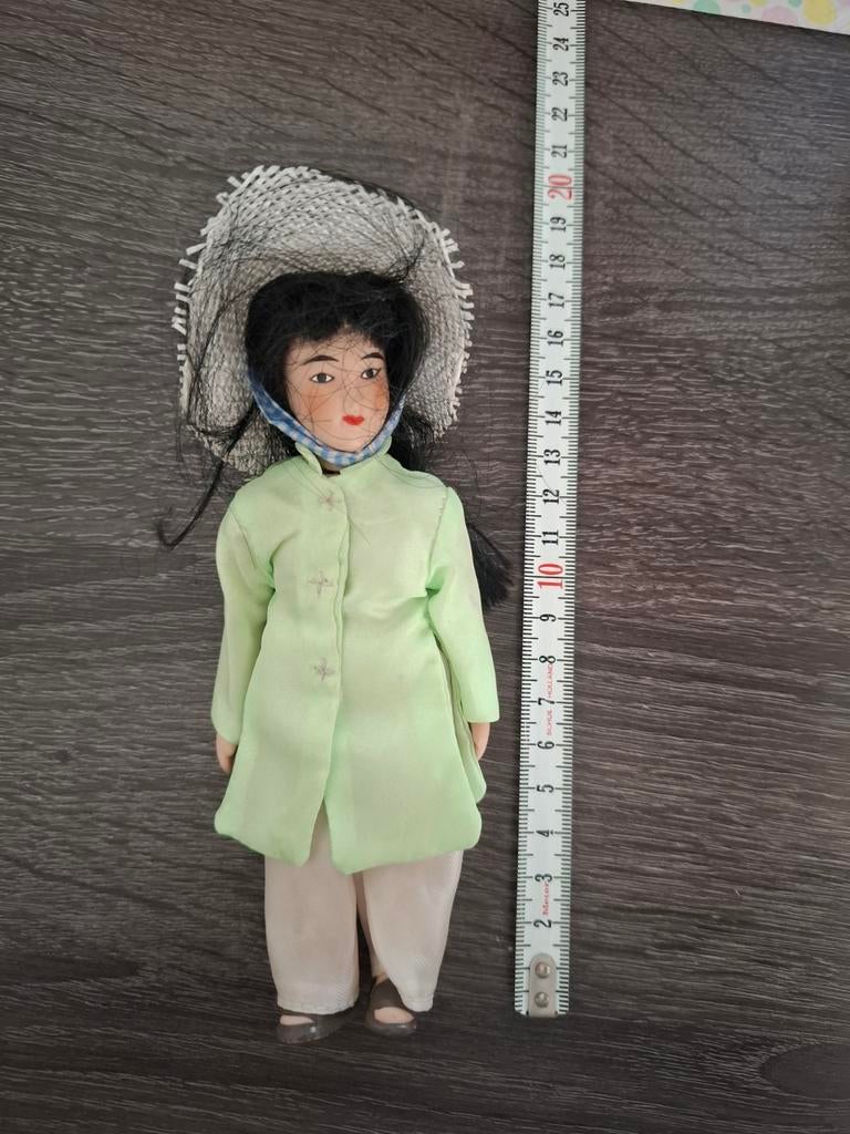 Kleine porseleinen pop met hoed, Ophalen of Verzenden