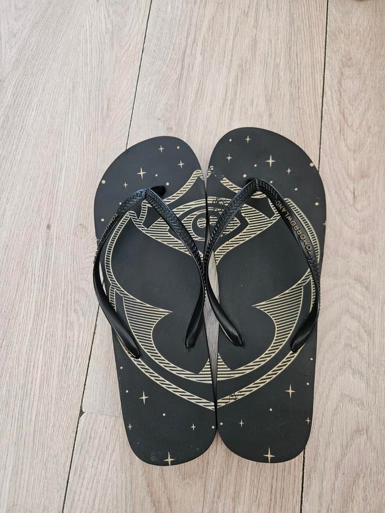 Tomorrowland Icon Slippers - Zwart/Goud - Maat 44/45 (29cm), Verzamelen, Ophalen of Verzenden, Gebruikt