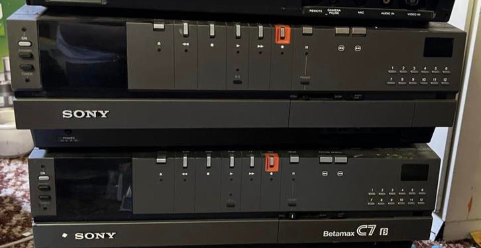 2 Sony Betamax videorecorders defect voor Hobbyist, Audio, Tv en Foto, Videospelers, Ophalen, Niet werkend, Betamax-speler of -recorder