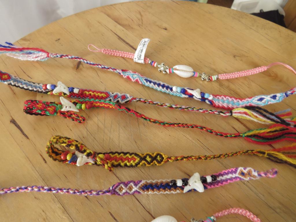 stel vrienschapsbandjes met iets van een schelp, Overige kleuren, Ophalen of Verzenden, Zo goed als nieuw, Met bedels of kralen