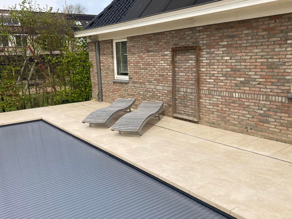 Twee ligbedden met gele kussens, Tuin en Terras, Ligbedden, Ophalen, Gebruikt, Hout, Verstelbaar