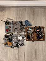 Lot, meerdere partijen met veel vintage sieraden, Sieraden, Tassen en Uiterlijk, Antieke sieraden, Ophalen of Verzenden, Overige typen