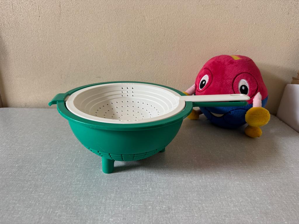 Z.G.A.N. vergiet met vergietdeksel met handvat TUPPERWARE, Huis en Inrichting, Keuken | Tupperware, Ophalen of Verzenden, Zo goed als nieuw