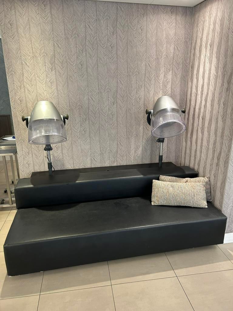 Mooie bank van zwart skai met 2 Kadus droogkappen