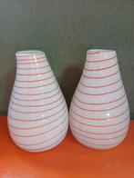 Set van 2 vintage witte vazen met oranje strepen, Wit, Ophalen of Verzenden, Minder dan 50 cm, Glas