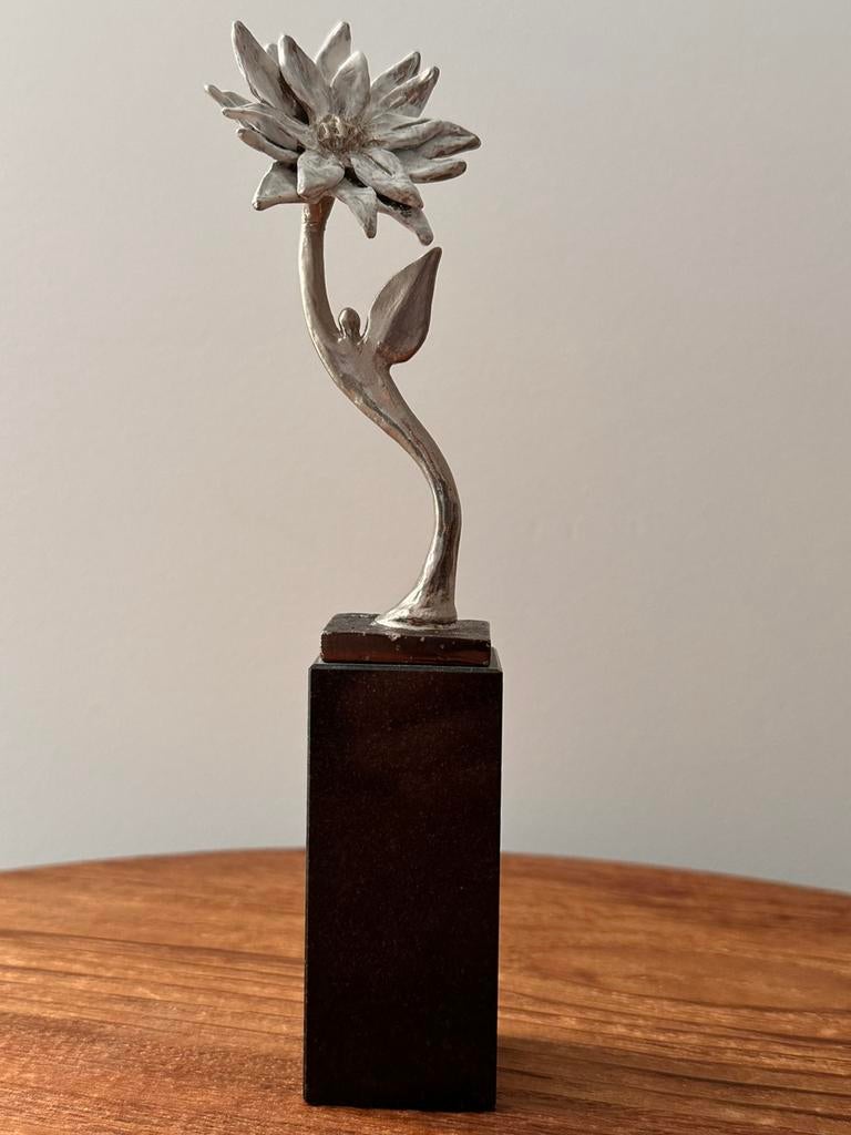 Beeldje “zeg het met een bloem” van Artihove, Antiek en Kunst, Kunst | Designobjecten, Ophalen of Verzenden