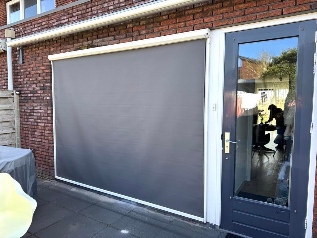 Grijs screen met handmatige bediening, Tuin en Terras, Zonneschermen, Ophalen, Gebruikt, 150 tot 300 cm, 250 cm tot 450 cm