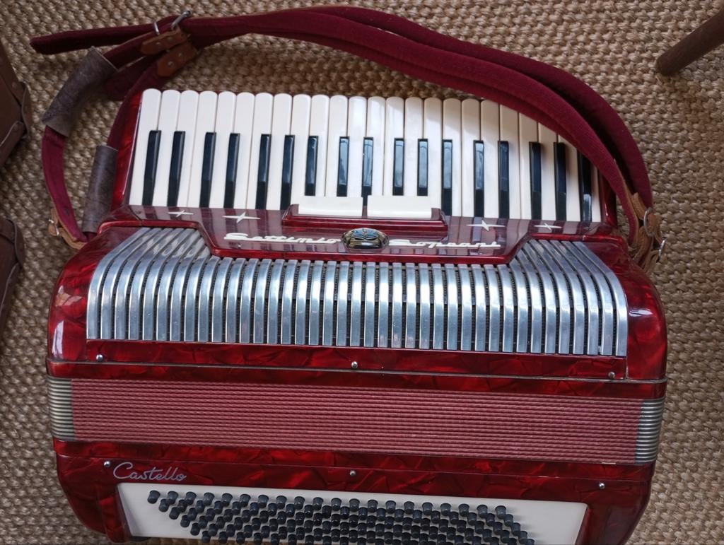 Castello Toetsaccordeon - Rood, Zo goed als nieuw, Muziek en Instrumenten, Accordeons, Overige merken, Overige formaten, Met koffer