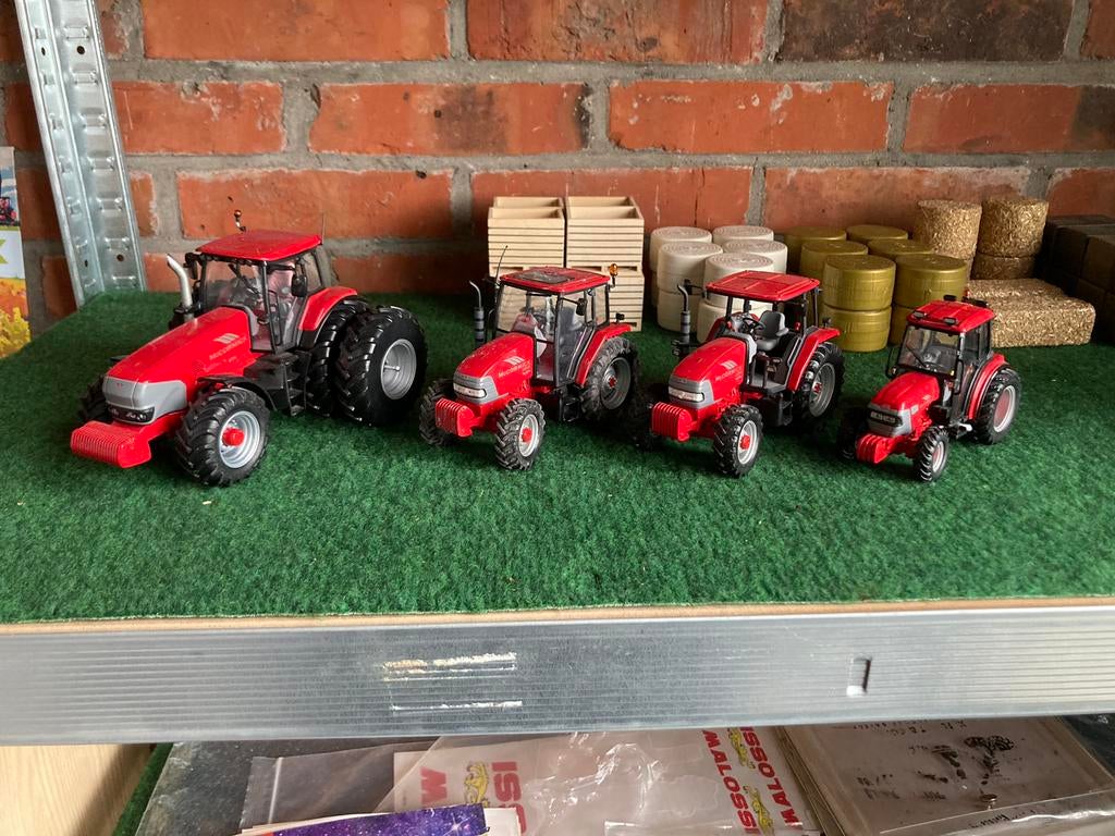 Universal hobbies mc cormick partij, Hobby en Vrije tijd, Modelauto's | 1:32, Ophalen of Verzenden, Zo goed als nieuw, Tractor of Landbouw