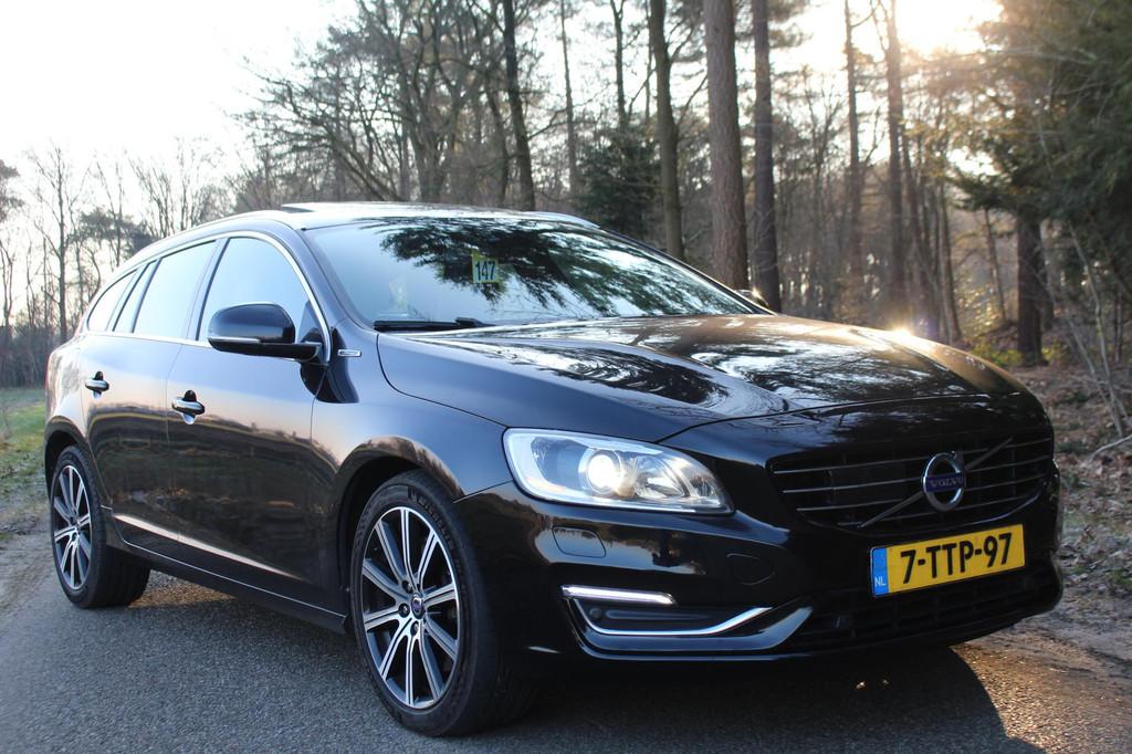 Volvo V60 2.4 D6 AWD Plug-In Hybrid Summum NL AUTO! NIEUWE A, Auto's, Automaat, Zwart, Zwart, Vierwielaandrijving