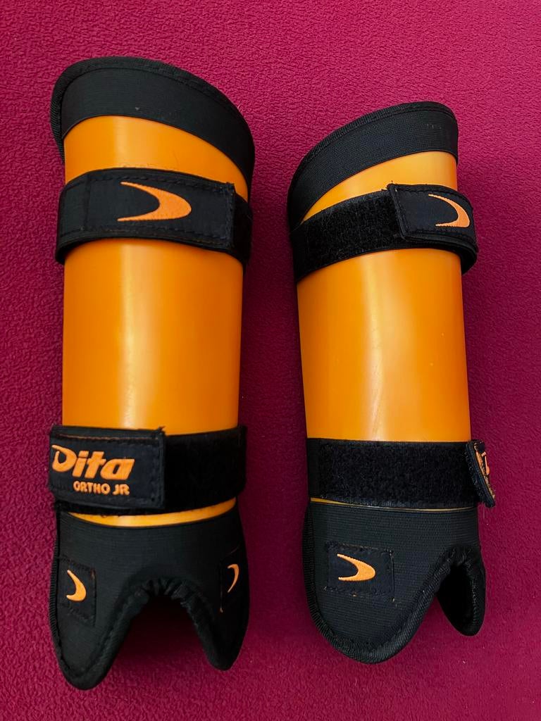 Dita Ortho JR scheenbeschermers XXS - oranje hockey, Ophalen of Verzenden, Zo goed als nieuw