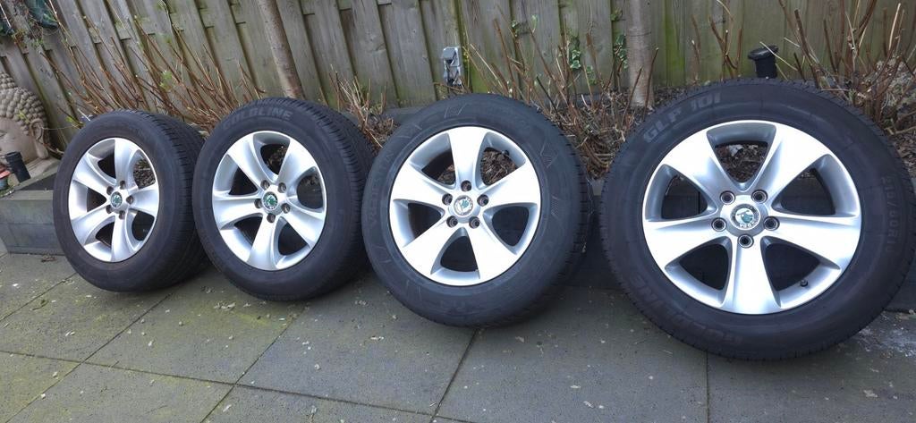 Goede Zomerbanden op orginele skoda velg - 215/60 R16, Auto-onderdelen, Banden en Velgen, Ophalen, 16 inch, Banden en Velgen, Zomerbanden