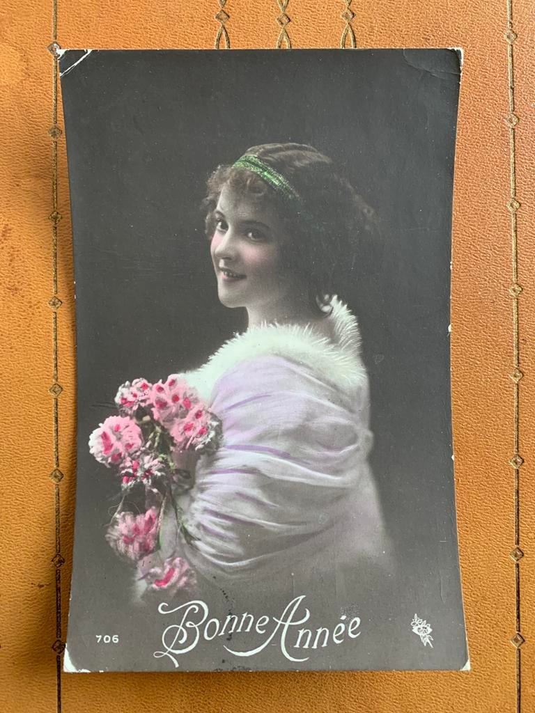 Bonne Année - dame met groene haarband, Verzamelen, Ansichtkaarten | Themakaarten, Ophalen of Verzenden, Voor 1920, Gelopen, Feest(dag)