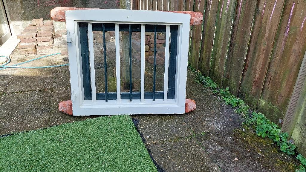 Authentiek kelderkozijn met spijlen, Raamkozijn, Zo goed als nieuw, Inclusief glas, 75 tot 150 cm