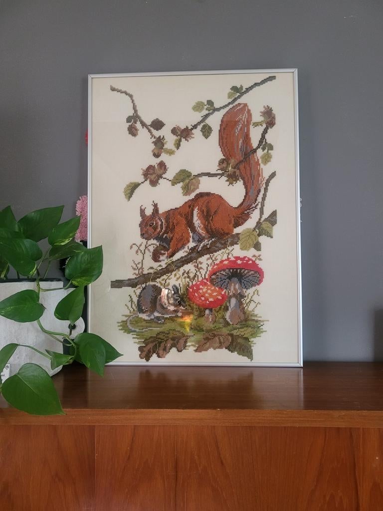 Geborduurd vintage kruissteek schilderij eekhoorn in lijst, Antiek en Kunst, Ophalen of Verzenden