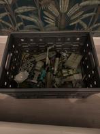 Bak met leger poppetjes, auto's en tanks, Ophalen of Verzenden, Gebruikt