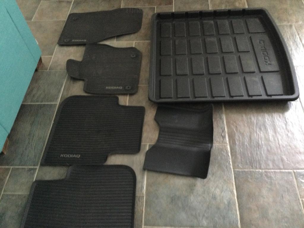 Originele rubberen automattenset en kofferbakschaal Skoda, Auto diversen, Automatten, Ophalen, Zo goed als nieuw