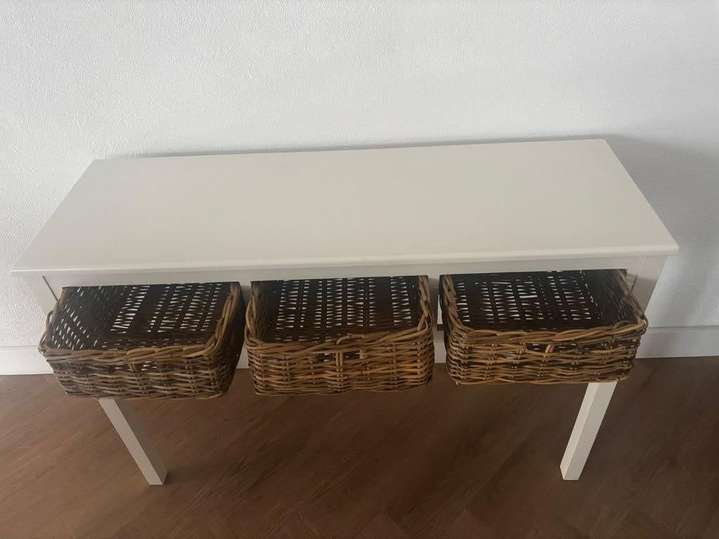 Mooie witte sidetable met rieten manden, Ophalen of Verzenden, Zo goed als nieuw, 75 cm of meer, 60 cm of meer