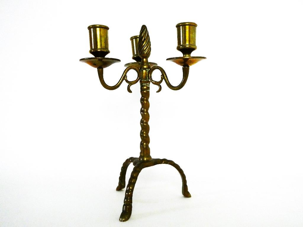 3 Armige antieke massieve messing kandelaar met pijnappel, Antiek en Kunst, Antiek | Kandelaars, Ophalen of Verzenden, Koper of Brons