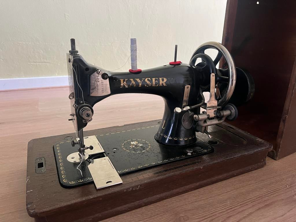 Antieke Kayser naaimachine met houten kap - Werkt goed!, Antiek en Kunst, Antiek | Naaimachines, Ophalen