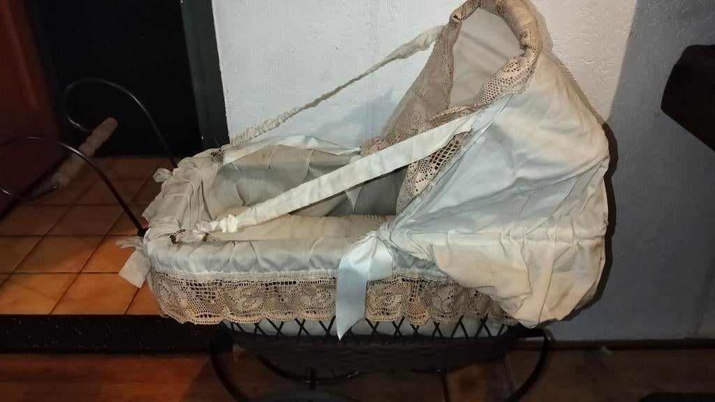 Mooie grote poppenwagen kinderwagen kant stof, Antiek en Kunst, Ophalen