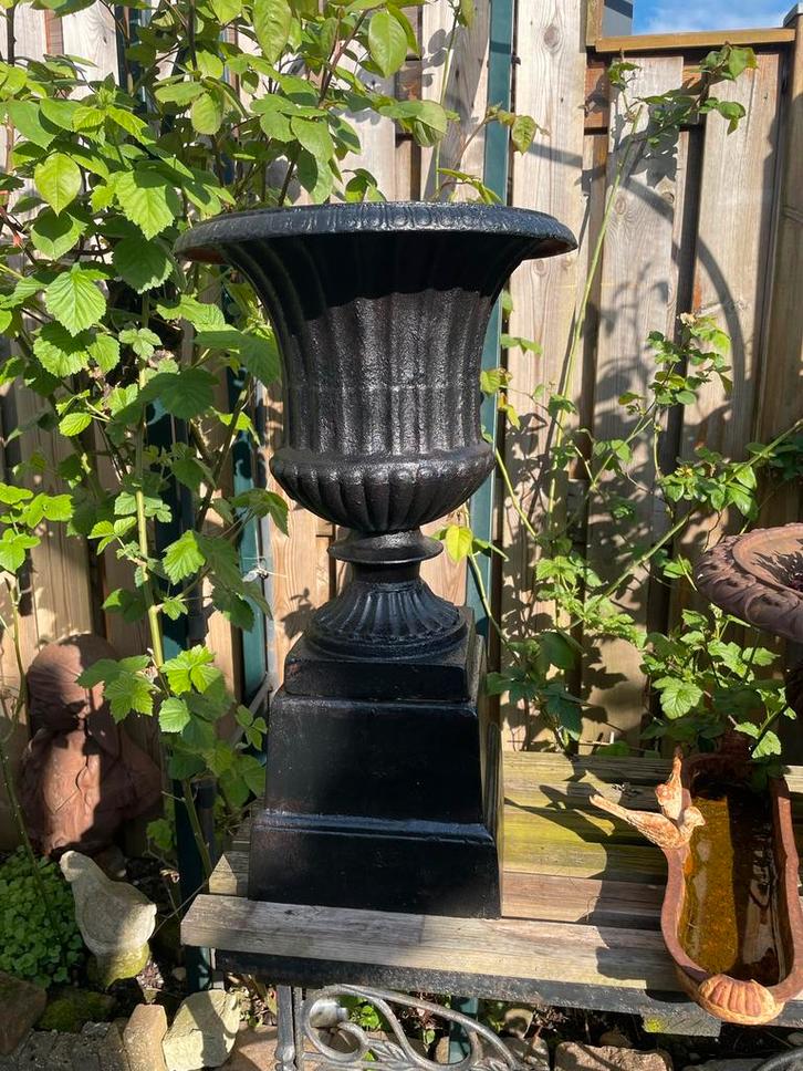 Gietijzeren tuinvaas bloempot op console sokkel, Tuin en Terras, Tuinvazen, Zo goed als nieuw, Ophalen