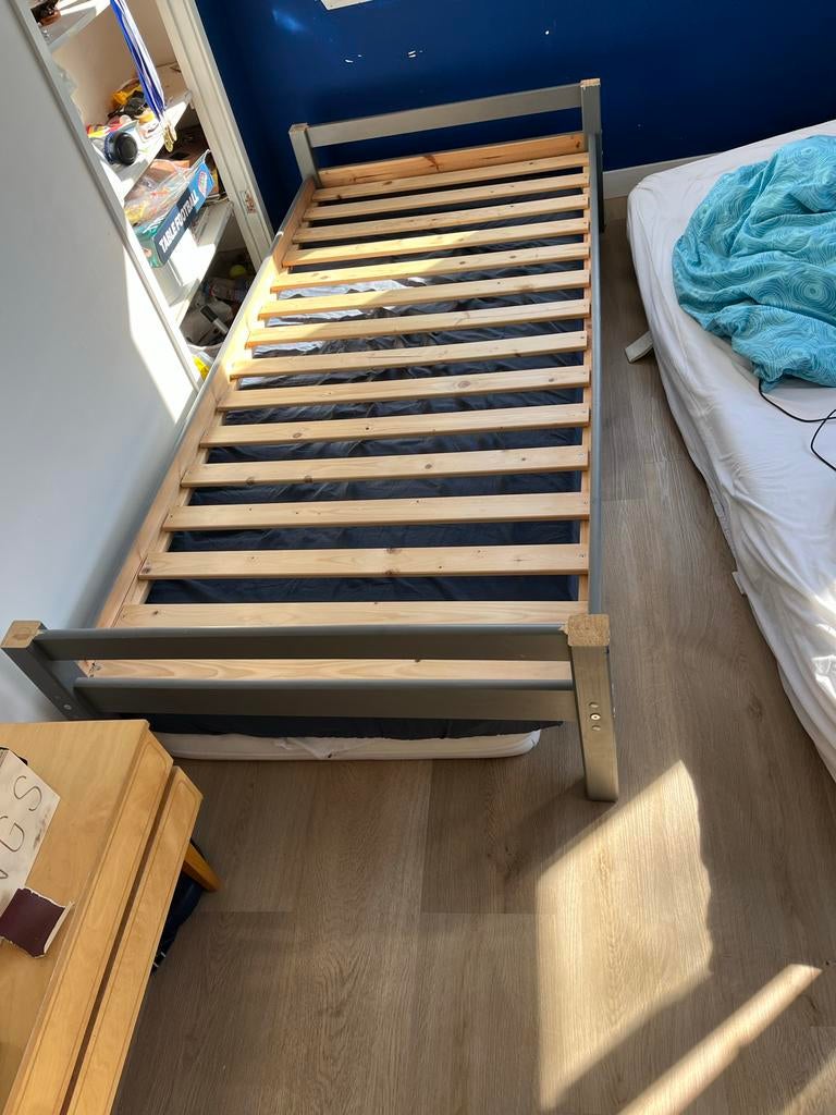 Onderkant stapelbed Senn - Grijs houten bedframe met lattenb, Ophalen, Gebruikt, 90 cm, Eenpersoons