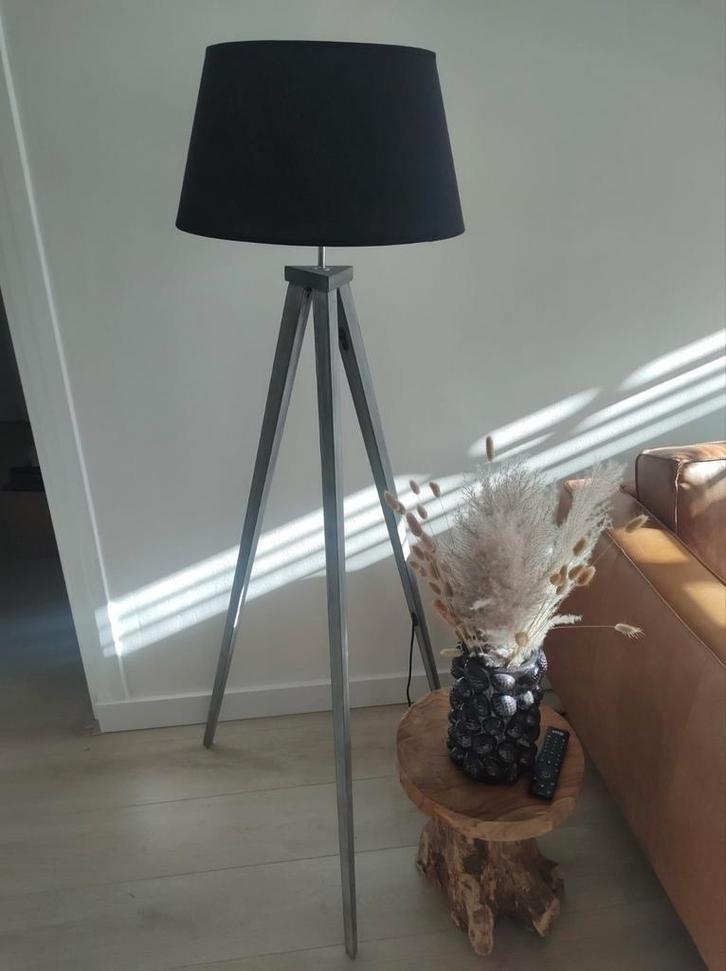 Woood Omar Vloerlamp met tripod poten, Huis en Inrichting, Lampen | Vloerlampen, Zo goed als nieuw, 150 tot 200 cm, Hout, Stof