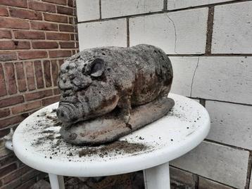 hangbuik zwijn tuinbeeld van beton  beschikbaar voor biedingen