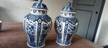Twee Delfts Blauw kast potten  beschikbaar voor biedingen