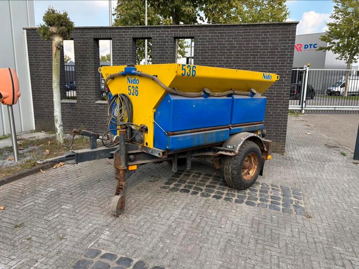 Nido getrokken zoutstrooiers, Zakelijke goederen, Machines en Bouw | Onderhoud en Reiniging, Ophalen