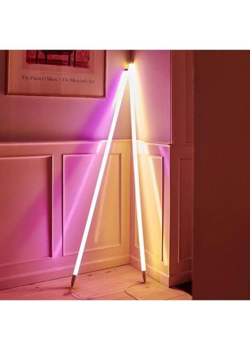 2x HAY neon tube lampen beschikbaar voor biedingen