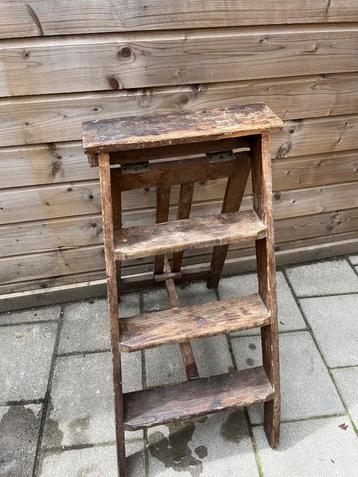 Super leuk vintage trapje beschikbaar voor biedingen